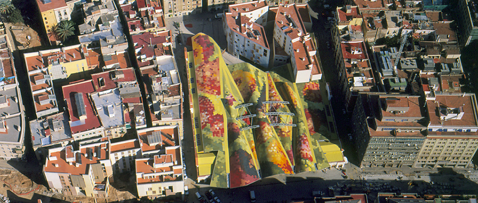Керамическая плитка на крыше рынка Санта-Катерина в Барселоне